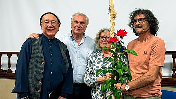 El Camino de Künig entrega el Bastón de Peregrino a Matilde Ferrer, la creadora de la Rosa Peregrina