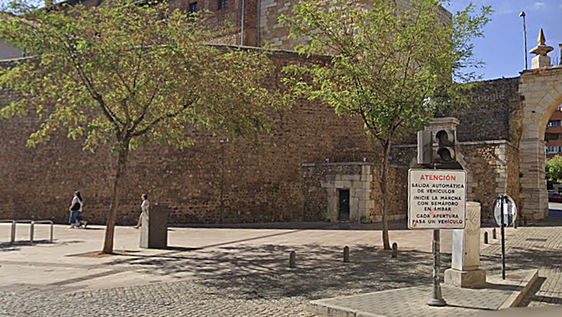 La «impunidad» en los accesos al barrio de Santa Marina deja 1.500 vehículos no autorizados