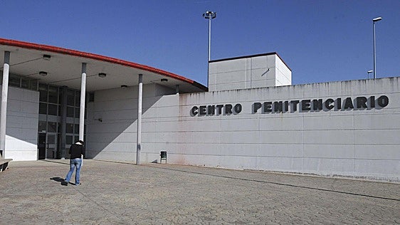 Un interno finge un desplome y termina por agredir a los trabajadores de la cárcel de Mansilla