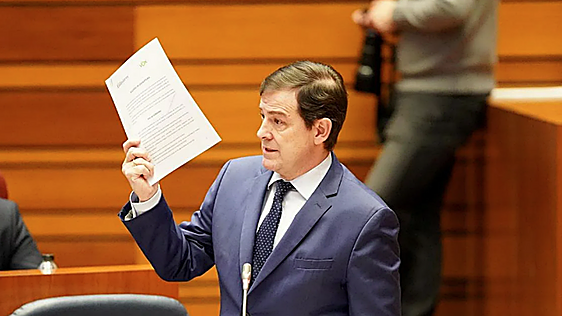Mañueco abordará las ayudas al campo y un anuncio de Ayuso en el pleno de esta semana