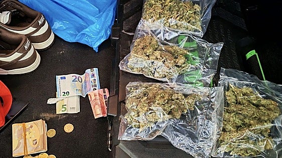 Detenido un hombre que intentó huir tras intervenirle cocaína, marihuana y dinero en San Andrés
