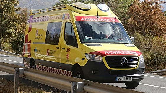 Herido un conductor tras cruzar su camión la mediana de la A-6 y quedar accidentado en sentido contrario