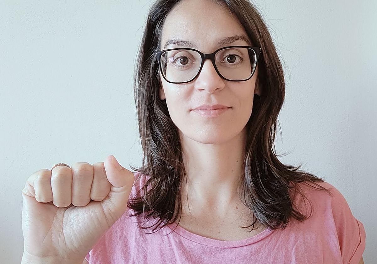 Olga Martínez signando para uno de sus contenidos en redes sociales.