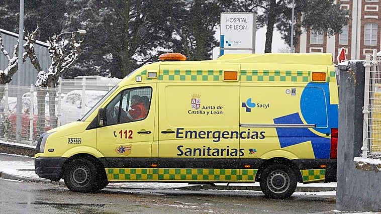 Herida una motorista tras caer su moto y quedar debajo en Azadinos