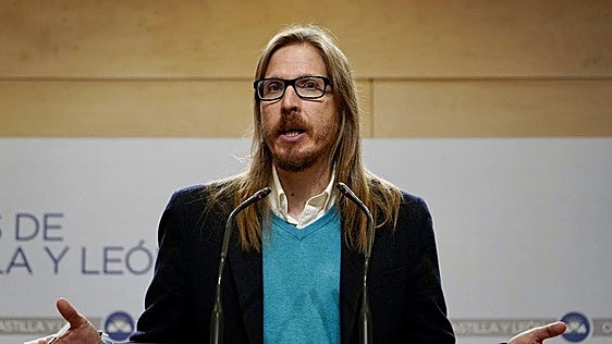 El leonés Pablo Fernández denuncia entre sollozos una agresión policial mientras protestaba contra el desahucio de Maricarmen