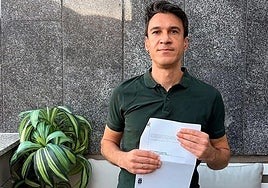 Ignacio Menéndez muestra la sentencia.