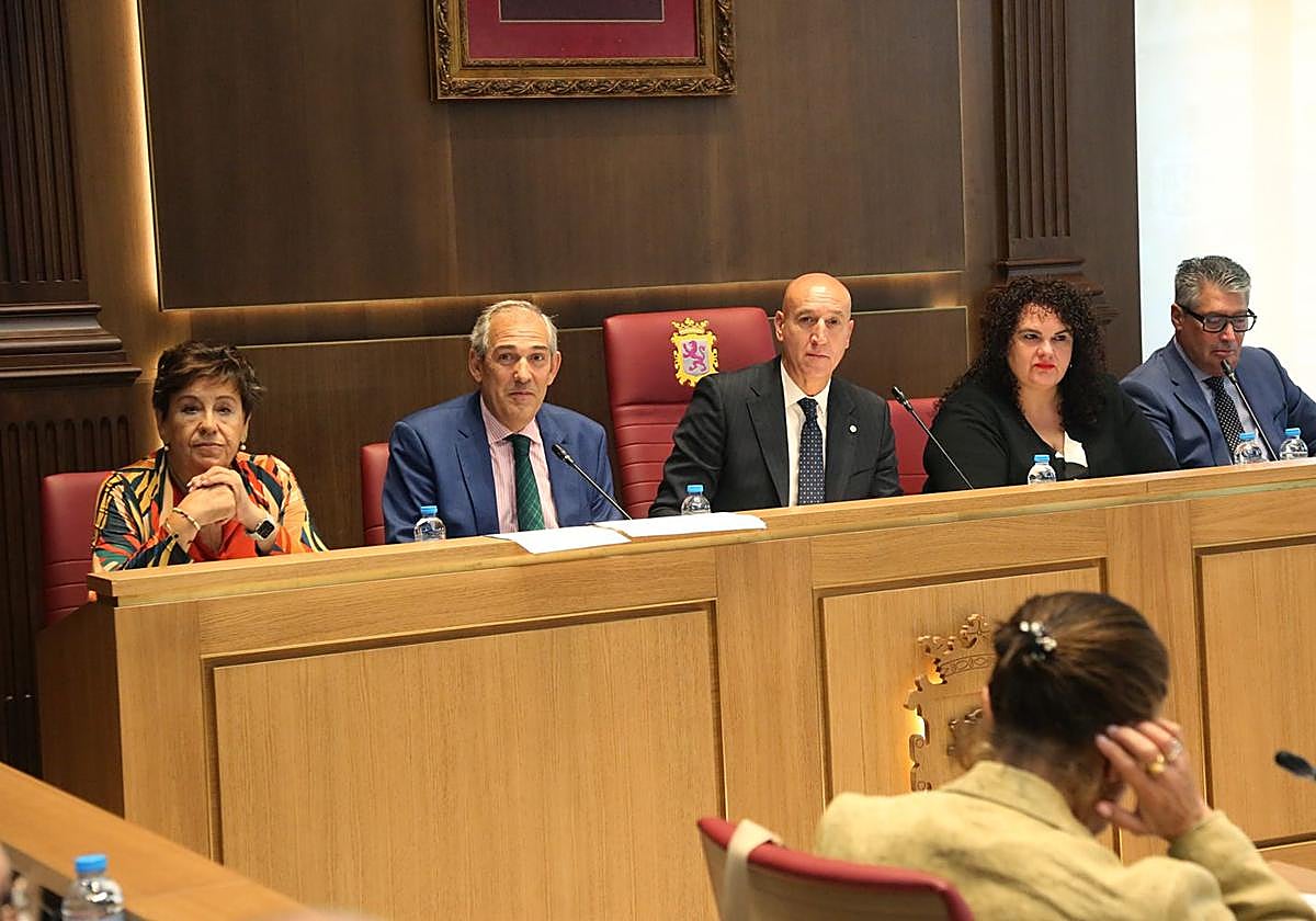 Pleno municipal en León.
