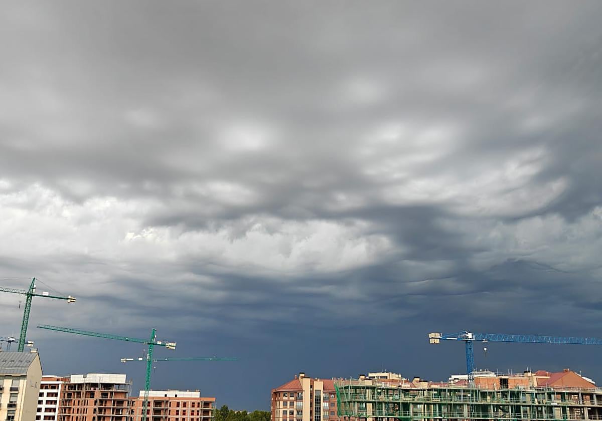 Tormenta en el cielo de León a comienzos de septiembre de 2026.