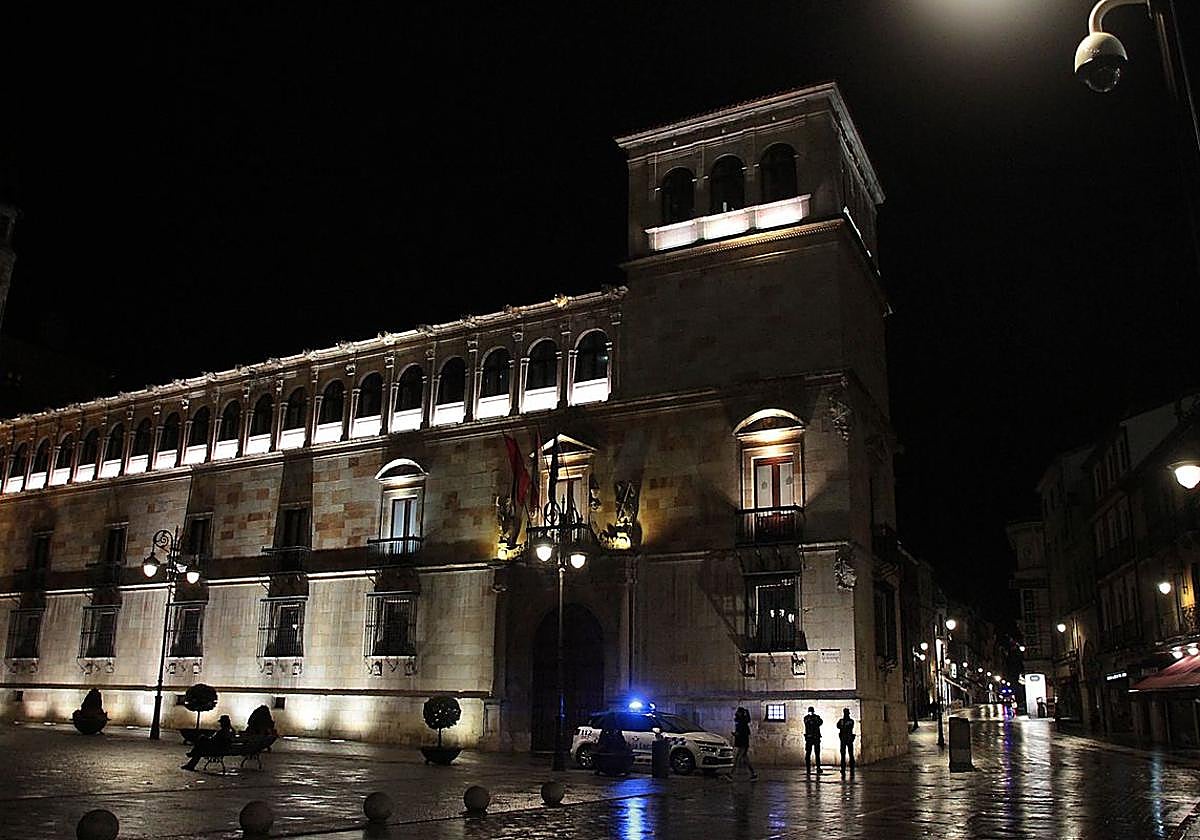Una patrulla de la Policía Local de León frente al Palacio de los Guzmanes.