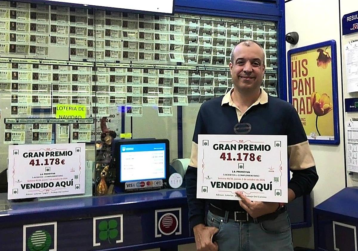 El propietario de la Administración con el premio.