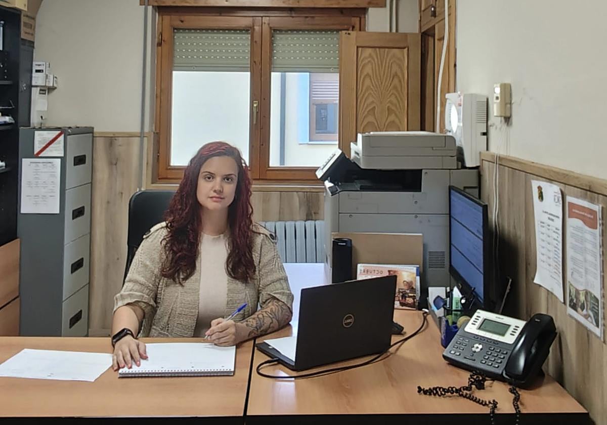Imagen de Yaiza en su puesto de trabajo.