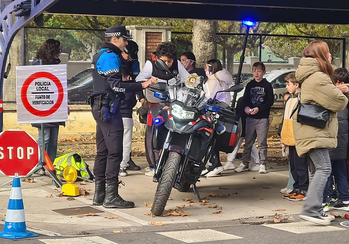 Un niño se baja de una moto.