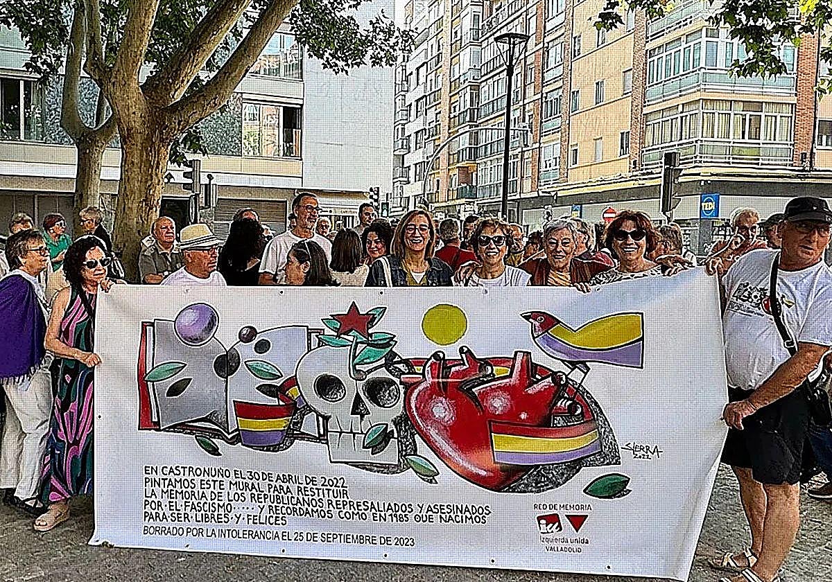 Concentración a favor de Manuel Sierra, antes de la celebración del juicio, con las figuras borradas del mural.
