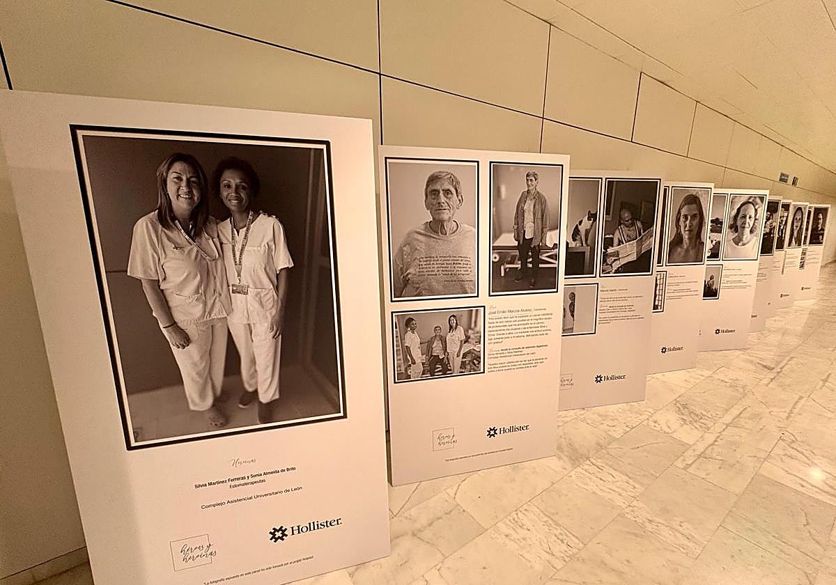 Exposición 'Héroes y Heroínas' en el Hospital de León.