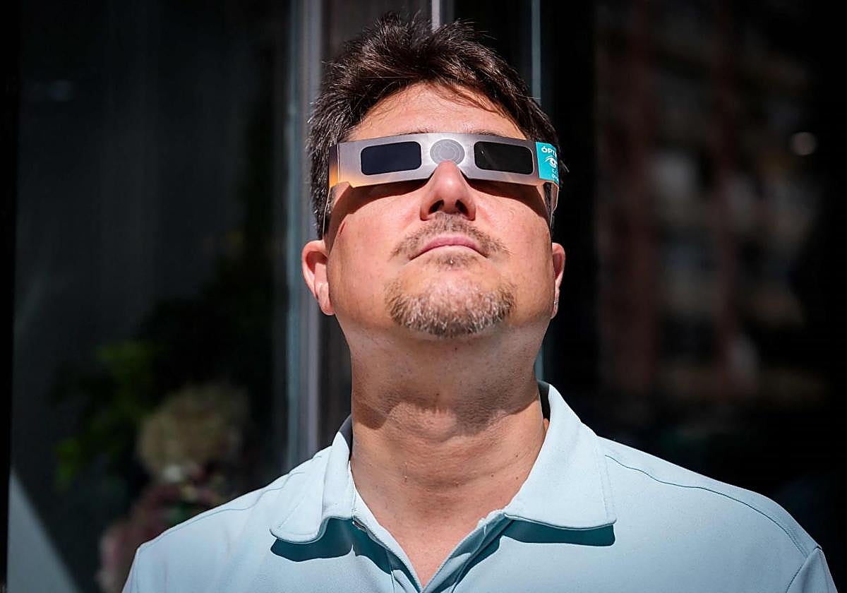 Un hombre con gafas para ver eclipses en Burgos.
