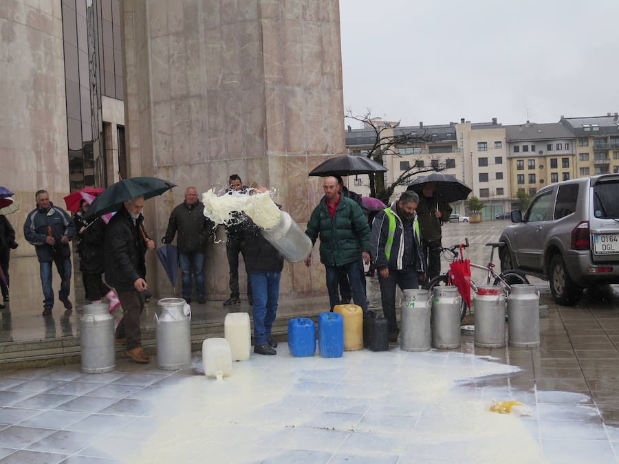 La leche vuelve a derramarse ante la Junta