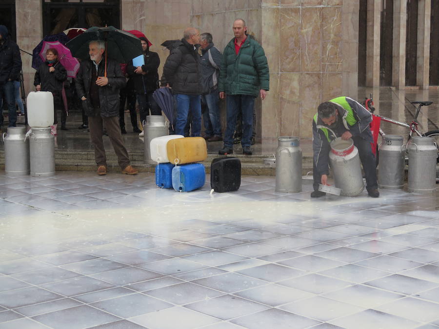 La leche vuelve a derramarse ante la Junta