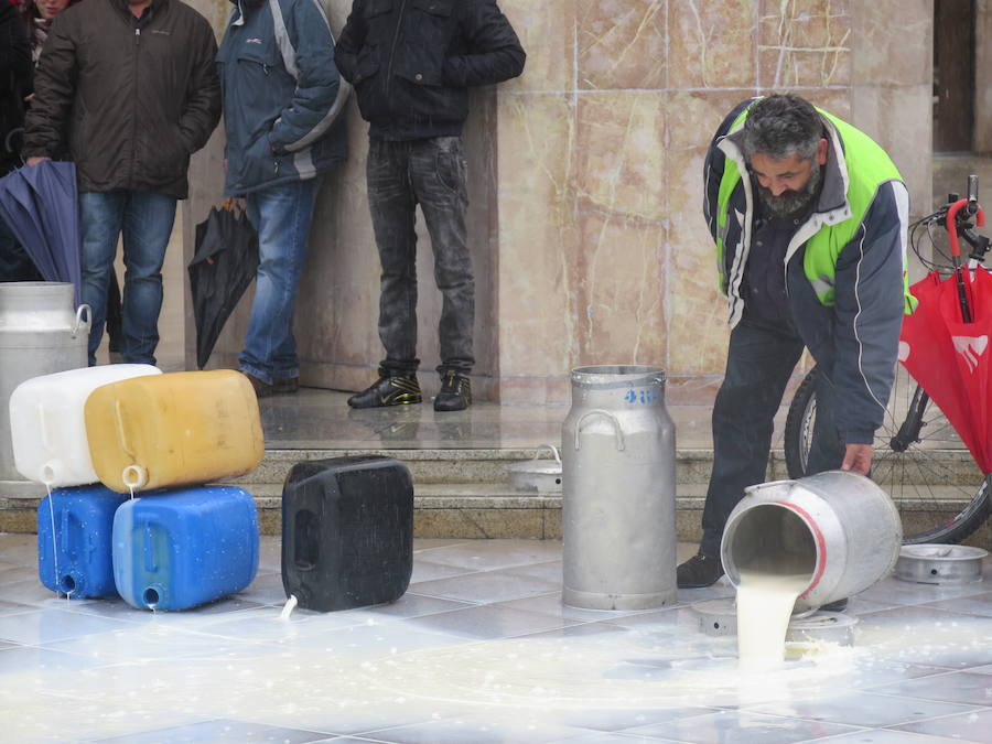 La leche vuelve a derramarse ante la Junta