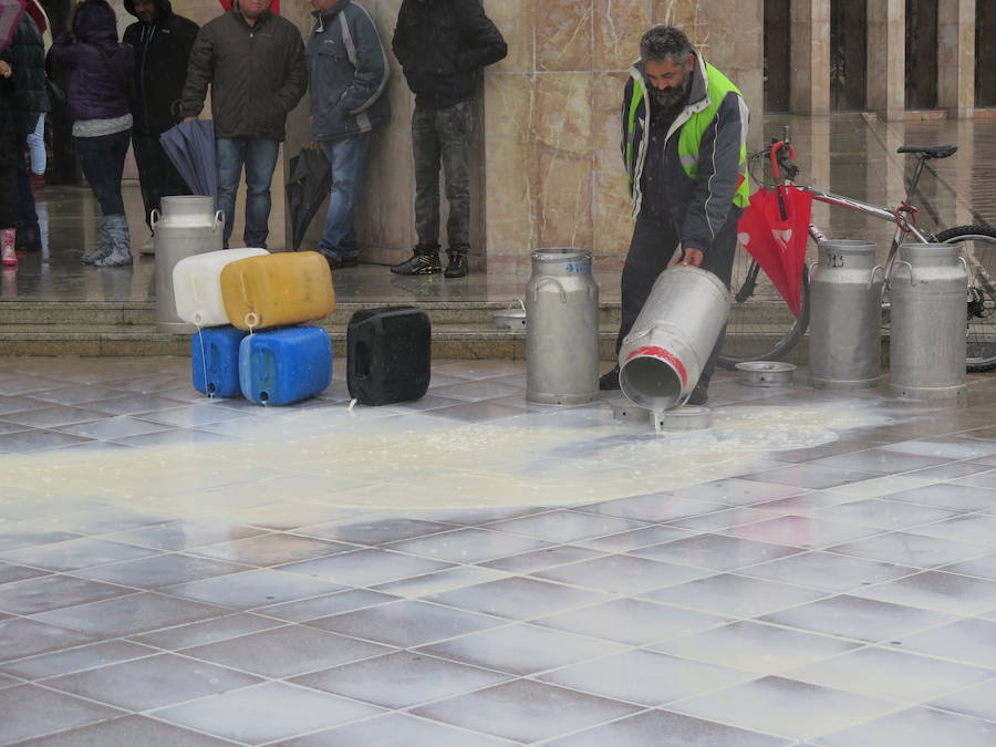 La leche vuelve a derramarse ante la Junta