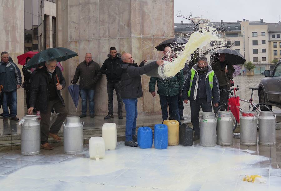 La leche vuelve a derramarse ante la Junta