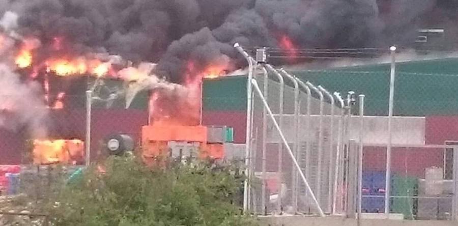 Aparatoso incendio en Embutidos Rodríguez