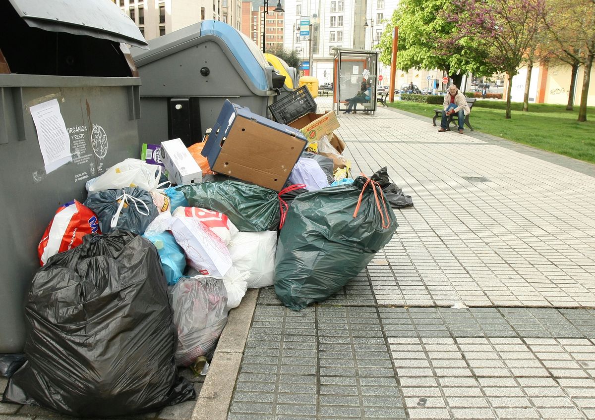 La basura, en los últimos días, había comenzado a inundar las calles de la capital berciana.