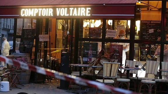 Investigadores en el café 'Comptoir Voltaire' atacado por los terroristas.