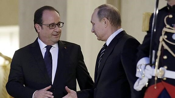 Hollande y Putin se saludan durante un encuentro el pasado mes de febrero.
