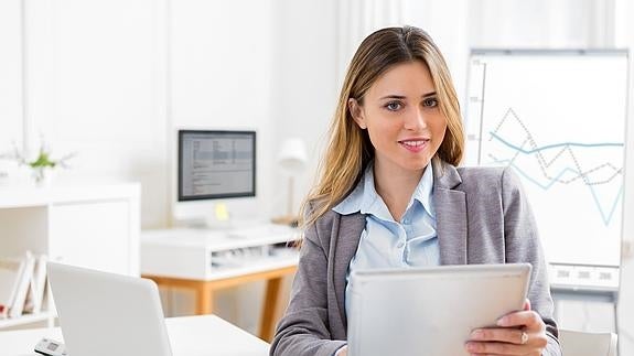 Mujer trabajando en una oficina.