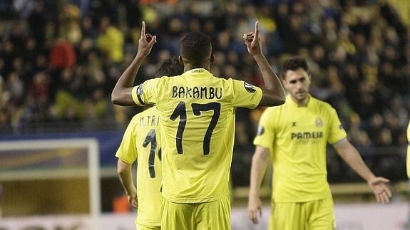 Bakambu celebra un tanto. 