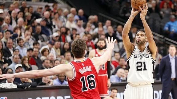 Pau Gasol defiende a Tim Duncan. 