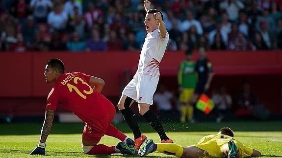 Kevin Gameiro (c) celebra un gol sevillista. 