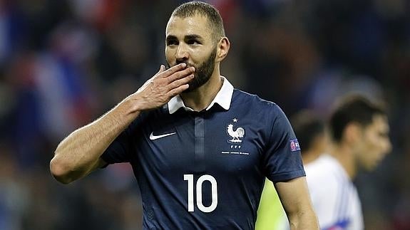 Benzema celebra un gol con Francia. 