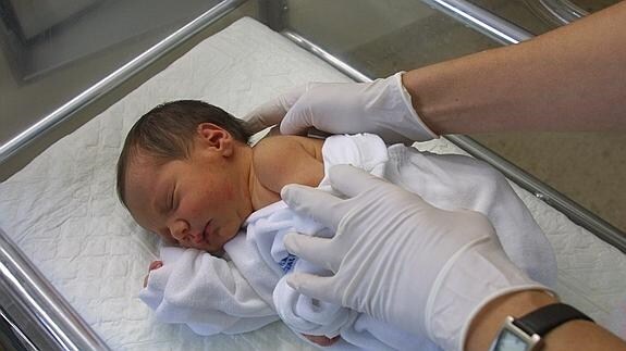 Un bebé en la sala de Maternidad de un hospital. 