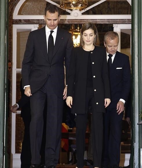 Los reyes Felipe y Letizia, junto al embajador de Bélgica.