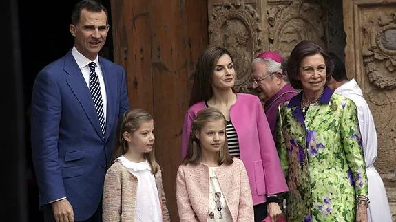 Los reyes Felipe y Letizia, sus hijas y la reina Sofía, posan a su llegada a la catedral de Palma.