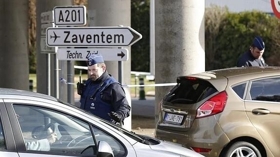 Un policía revisa un vehículo en el acceso al aeropuerto de Zaventem, en Bruselas. 