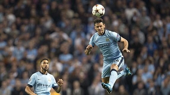 Martín Demichelis cabecea en un partido con el City. 