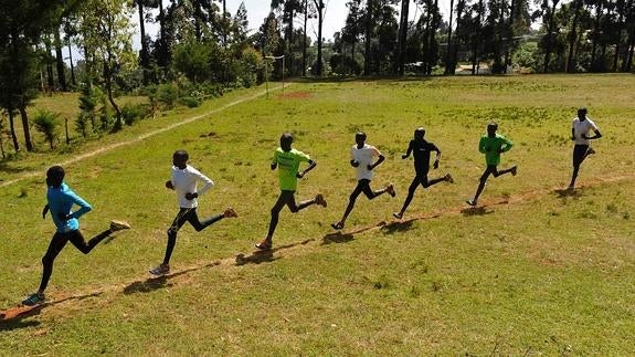 Varios atletas entrenan en Kenia. 