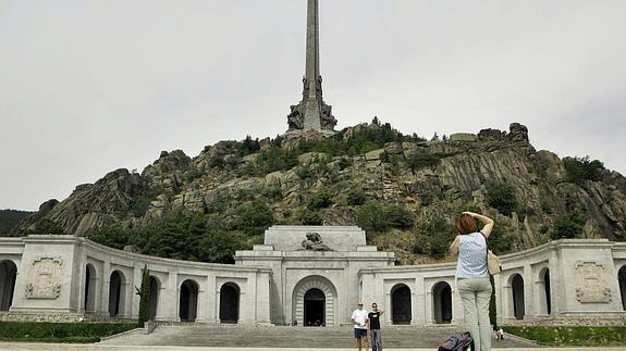 Una turista sacando una foto en el Valle de los Caídos. 