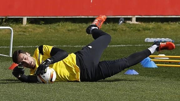 Sergio Rico, durante un entrenamiento con el Sevilla. 