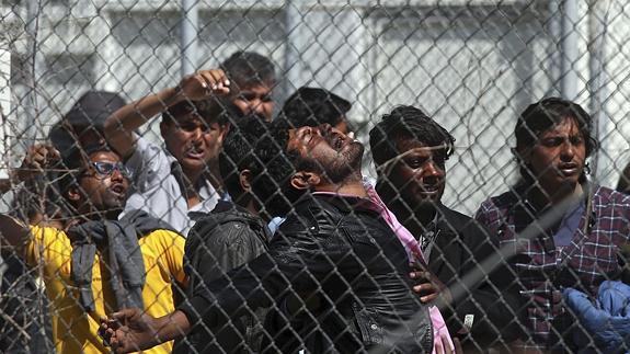 Migrantes afganos y paquistaníes participan en una protesta en contra de las deportaciones en un campamento para refugiados en la isla de Lesbos. 