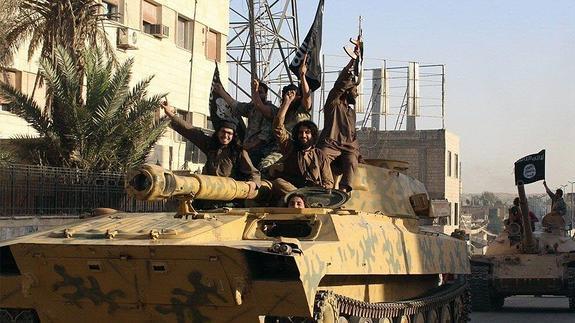 Miembros del grupo yihadista Estado Islámico desfilan por las calles de Raqqa.