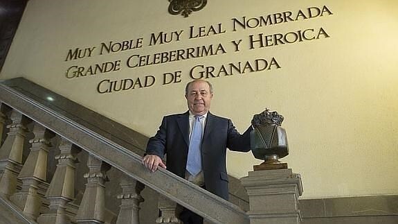 José Torres Hurtado posa en el ayuntamiento tras una entrevista con Ideal. 