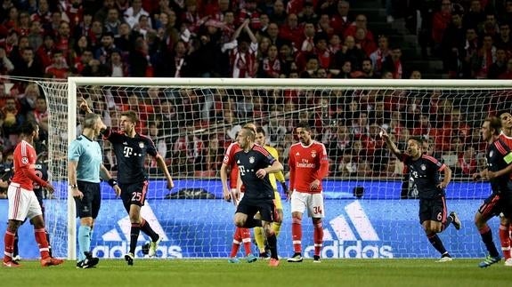 Müller celebra su gol al Benfica. 