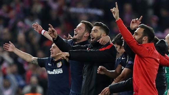 Los futbolistas del Atlético celebran su triunfo en el Calderón. 