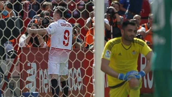 Kevin Gameiro (i) celebra su gol al Betis. 