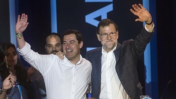 Juanma Moreno y Mariano Rajoy.