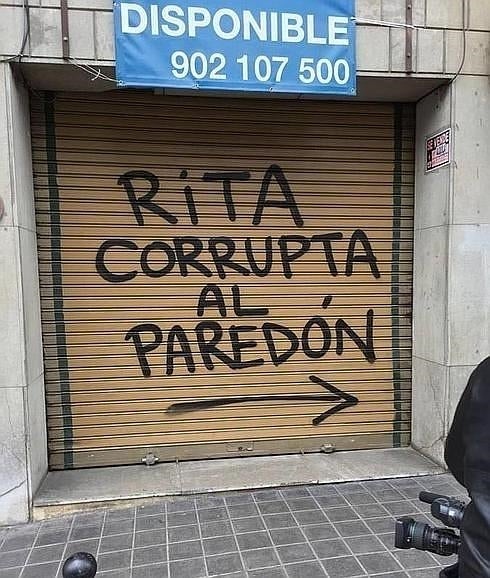 Pintadas a la puerta de la vivienda de Rita Barberá. 