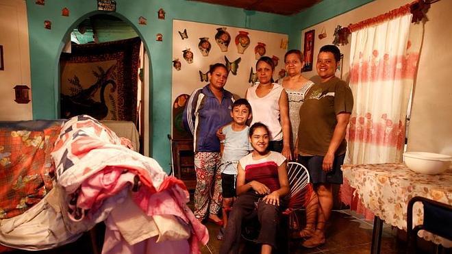 Victoria Mata, que posa con su familia en su vivienda de Caracas, se queja de la dificultad para encontrar muchos alimentos